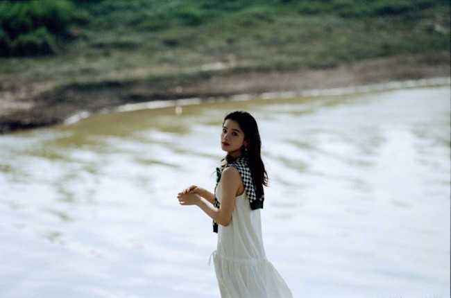 张婧仪23岁生日写真 氧气感少女拥抱大自然