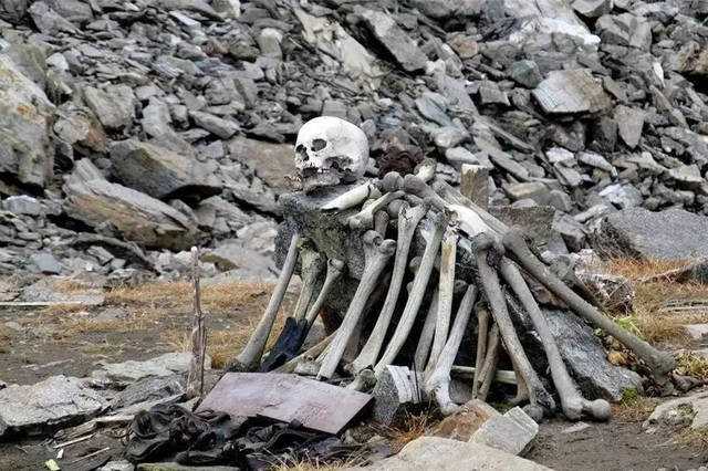 海拔5000米，人烟罕至的冰川湖中，数百具1200年前的尸骨从何而来