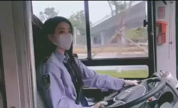 西安最美公交车女司机，摘掉口罩颜值爆表，组个团去西安坐公交