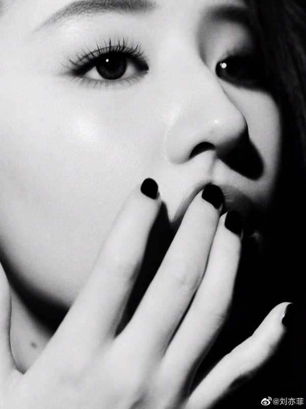 刘亦菲最新黑白写真，烟熏妆配曼妙S型身材