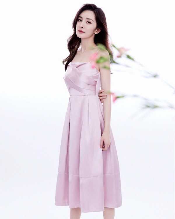 杨幂最新写真照，穿粉色连衣裙气质温柔比花娇