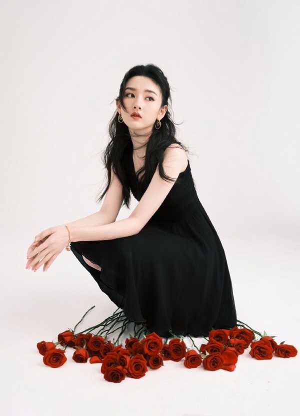 宋祖儿最新写真，穿黑裙手拿玫瑰人比花娇