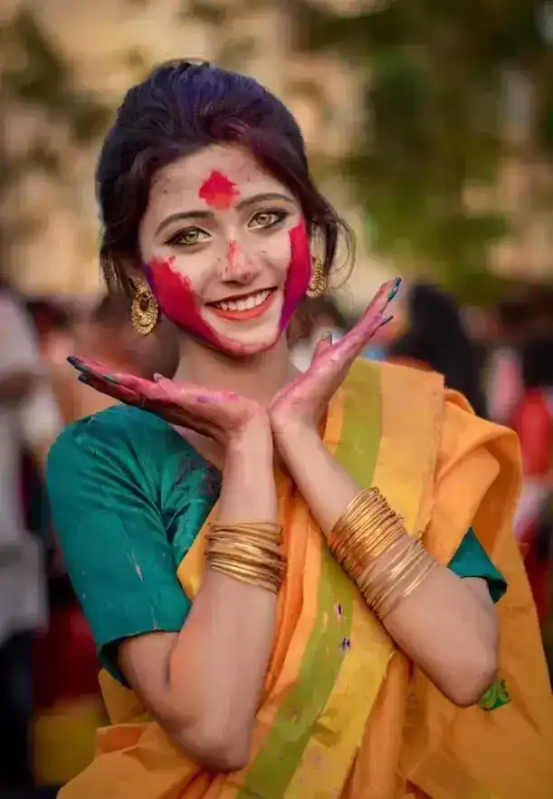 印度洒红节走红的女孩是谁？是高种姓吗？