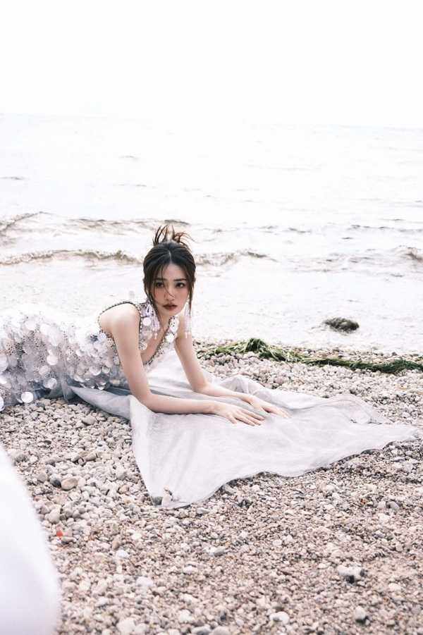 徐璐海边着银色亮片长裙似人鱼 营造朦胧氛围感