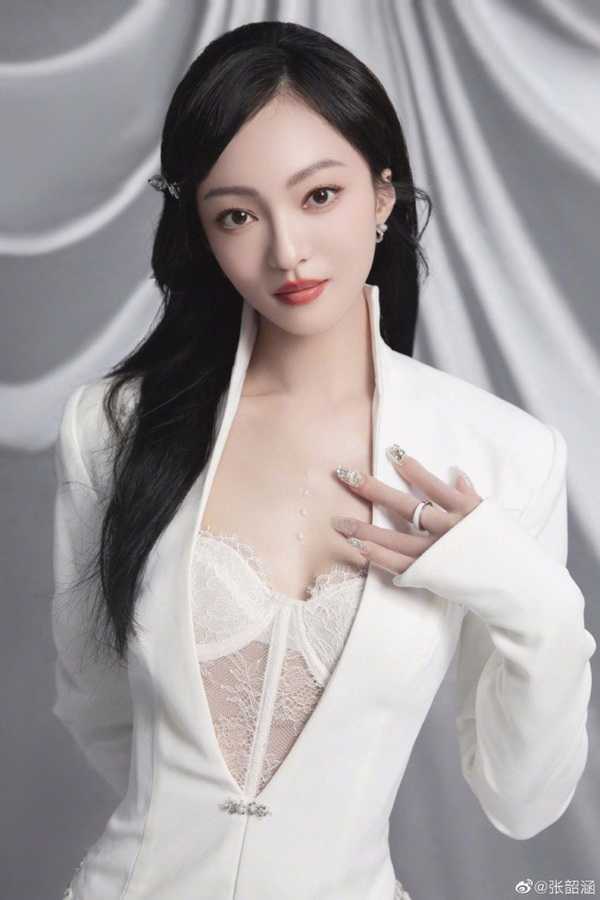 张韶涵最新性感写真，白色蕾丝内衣若隐若现
