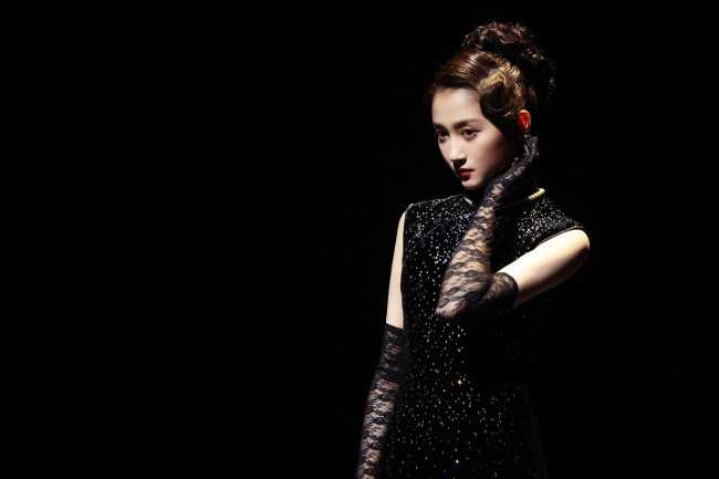 24岁关晓彤穿黑色旗袍秀身材 前凸后翘曲线迷人