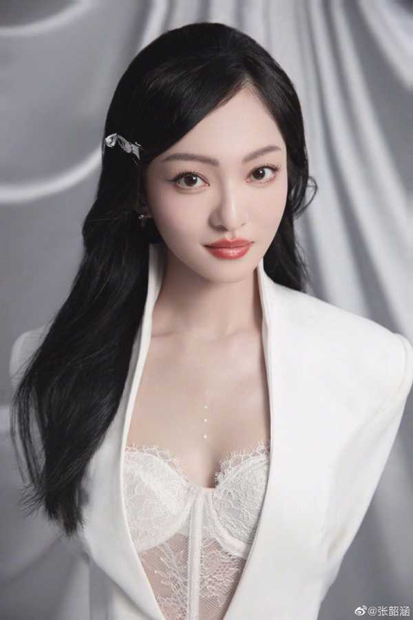 张韶涵最新性感写真，白色蕾丝内衣若隐若现