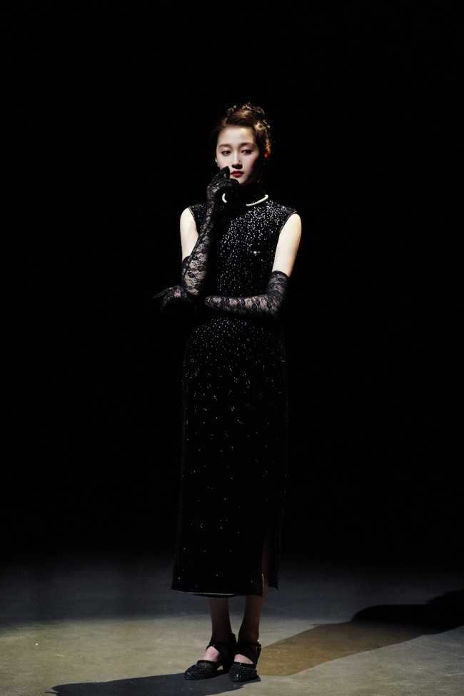 24岁关晓彤穿黑色旗袍秀身材 前凸后翘曲线迷人