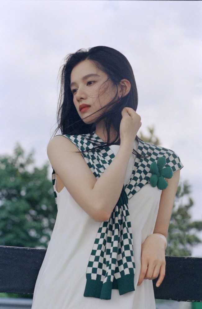 张婧仪23岁生日写真 氧气感少女拥抱大自然