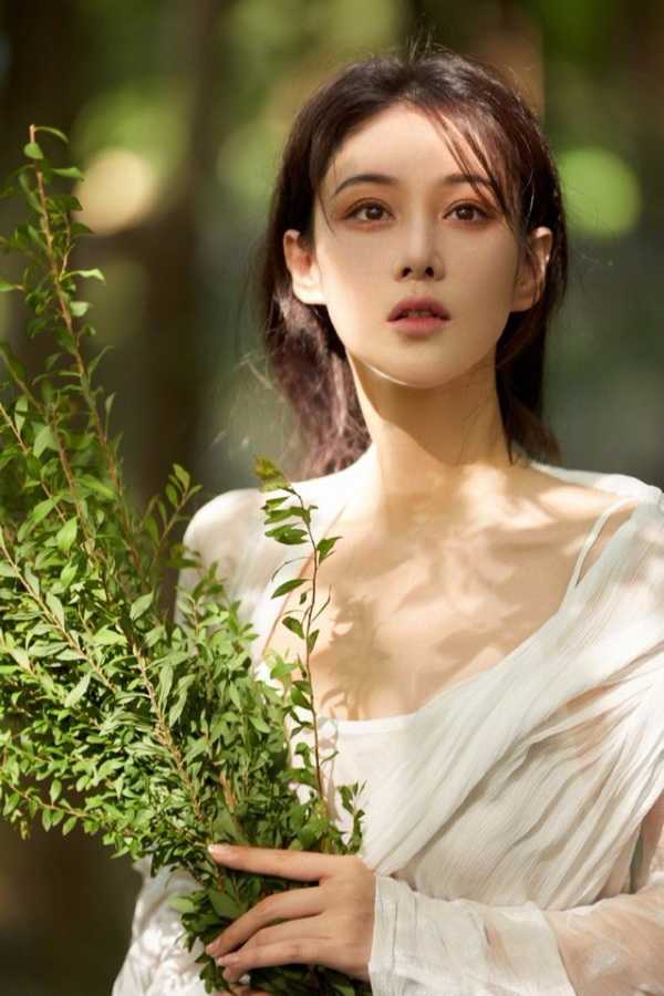 张馨予杭州园林写真，白纱秀香肩古典园艺风