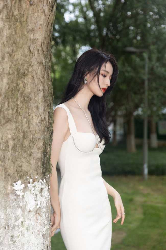王楚然最新写真 穿白色吊带裙好魅惑