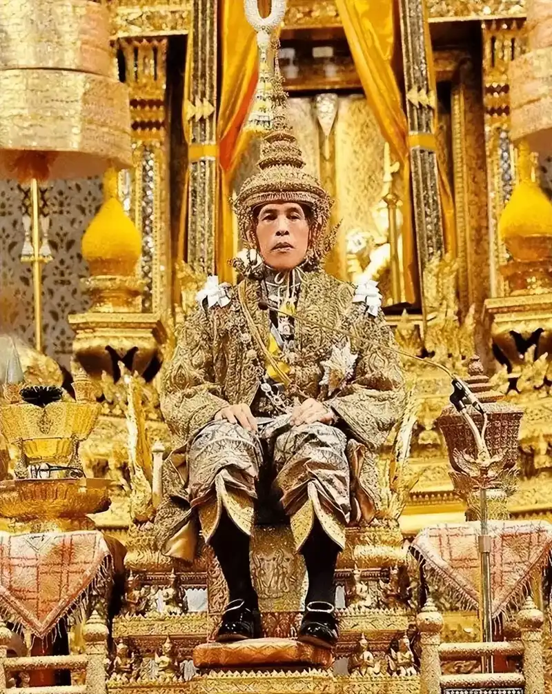 泰国国王究竟多有钱？坐拥3000亿资产，奢靡生活连民众都大为不满