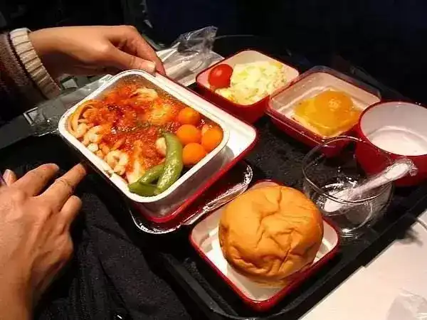 各国航空餐食特色：哪个航空的餐食最好？美国热量高，韩国没有肉….