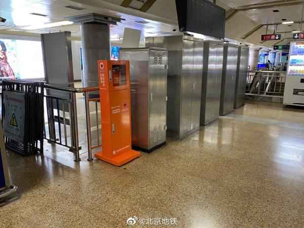 北京地铁开装“救命神器”AED 2022年底全覆盖