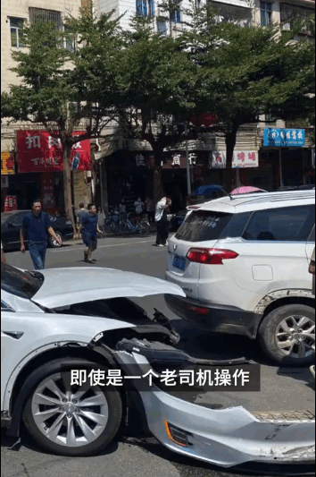东莞无人驾驶出租车被撞！官方回应：对方太快 老司机也避不了