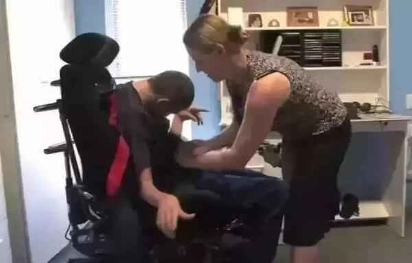 澳洲女子自愿当“妓女”，为残疾人服务，第一次给了脑瘫患者