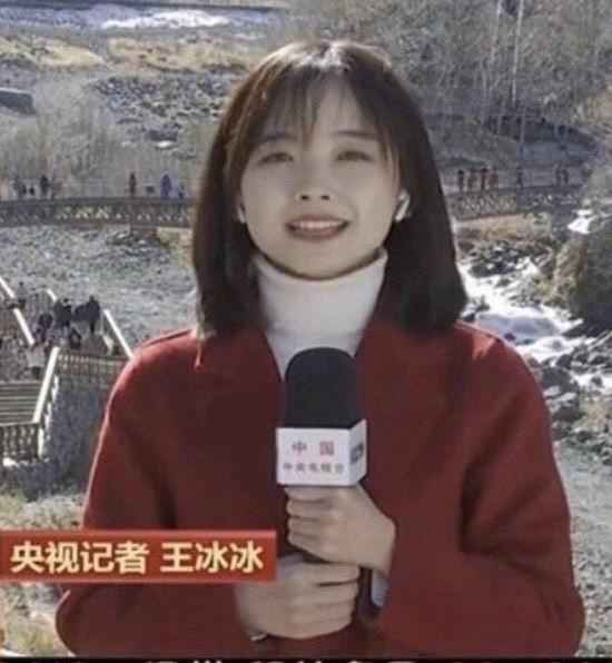 央视记者王冰冰低调走红，笑容甜美，颜值扛得住高清镜头考验