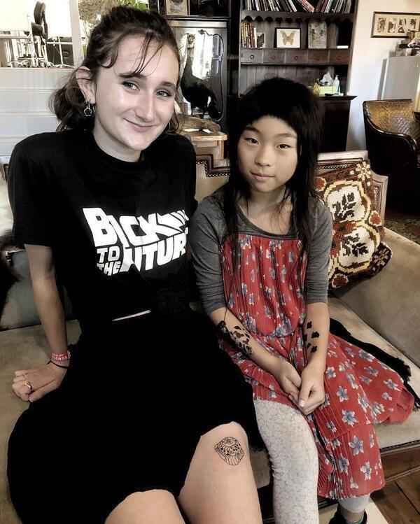 日本10岁女童文身师：“我给大人们文花臂，但我是个好孩子。”