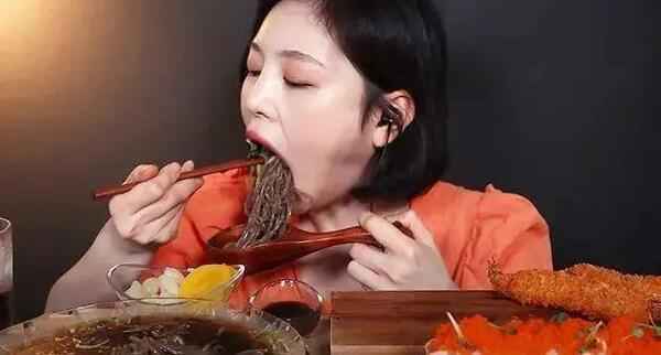 韩国吃播网红被曝作弊假吃，吐食物前对摄影师做秘密手势？！