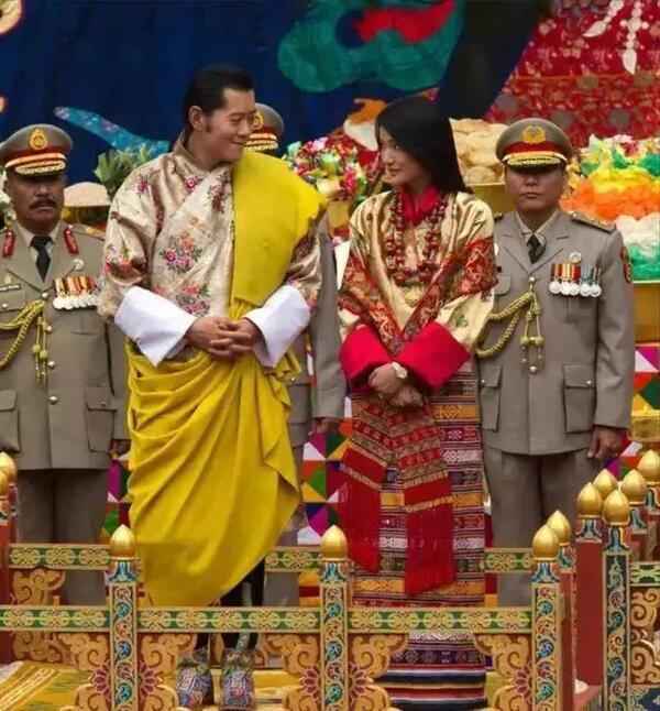 不丹现任国王大婚时，佩玛王后向看台上的他行礼，这场面很罕见