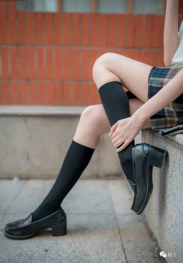 女大学生穿什么丝袜，才符合人设？