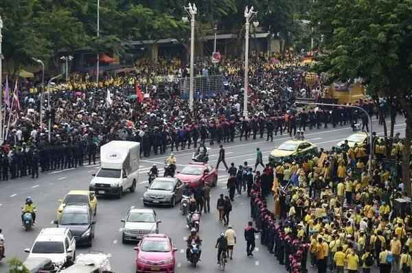 “泰王”被德国驱赶，回国遭强烈抗议 巴育宣布曼谷进入紧急状态