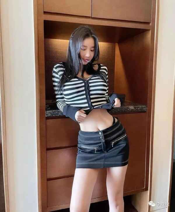 为什么女生的腰上总有两根带子？