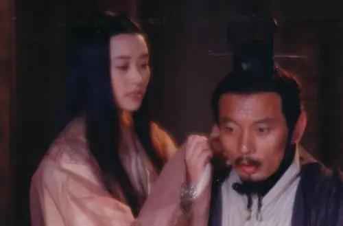 上映4天后被禁播，25年前这部国产剧太猛了：许晴被姜文兄弟强奸，却被称史诗级电影？