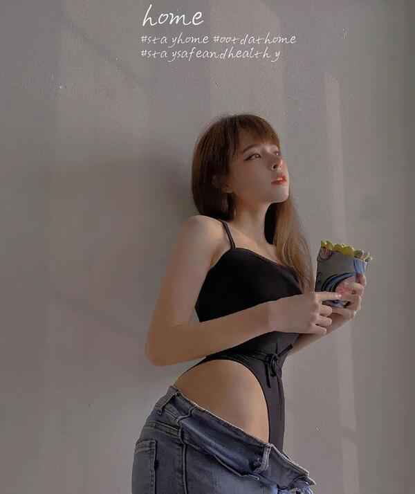 健身女孩照片壁纸：翘臀撑破牛仔裤的人间水蜜桃
