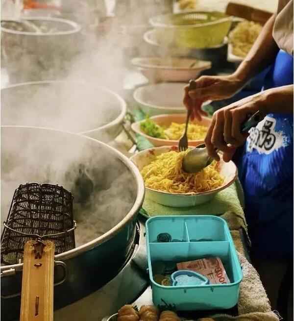 泰国普通家庭的一日三餐都吃什么？ 买买买，在家做饭，那是不存在的！