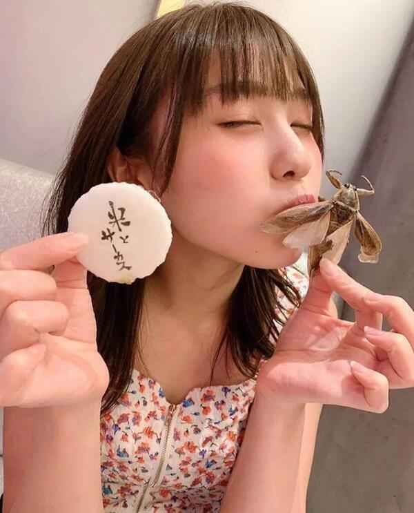 全程高能！日本美女用最清纯的脸吃最恶心的虫！“蝎子盖饭”我超爱！