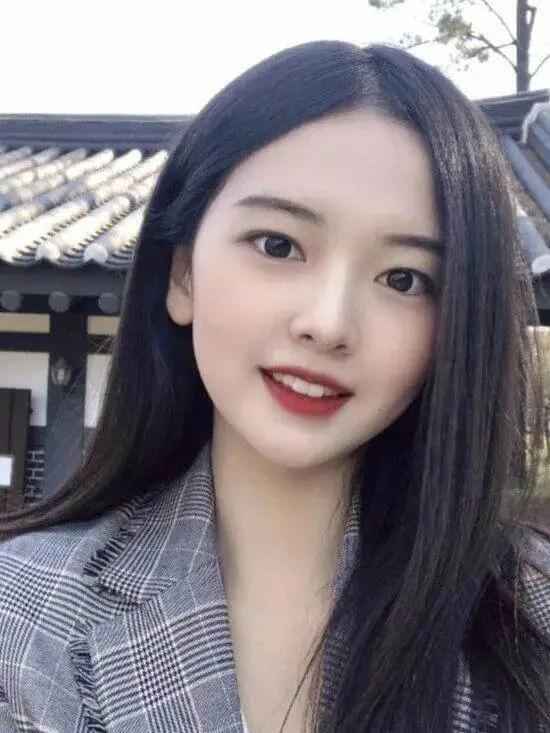 韩国“春香小姐”选美 21岁大学生黄宝箖月 最终夺冠