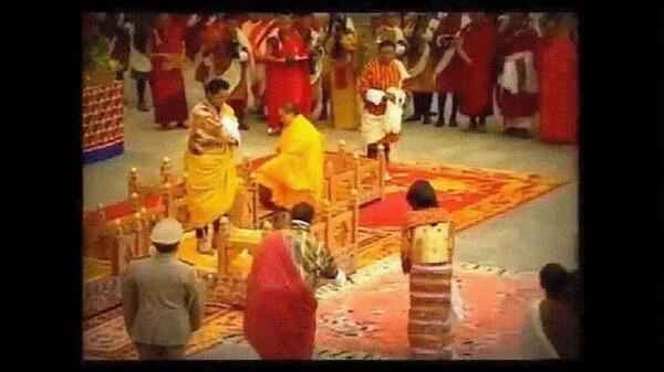 不丹现任国王大婚时，佩玛王后向看台上的他行礼，这场面很罕见