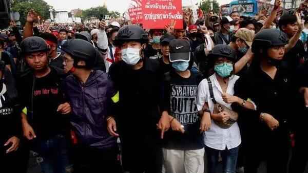 “泰王”被德国驱赶，回国遭强烈抗议 巴育宣布曼谷进入紧急状态