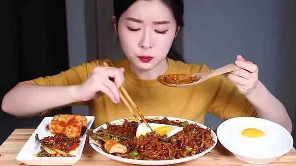 韩国人吃饭的迷惑行为：韩国人吃饭为什么那么大口？韩国人吃饭为什么要把嘴塞满？