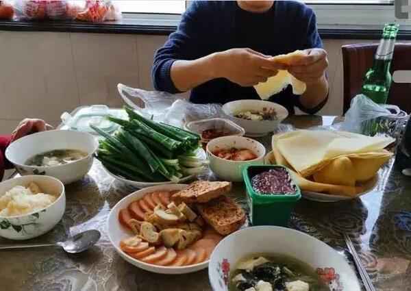 朝鲜人的一日三餐都吃什么？普通老百姓每个月能分配到多少食物？