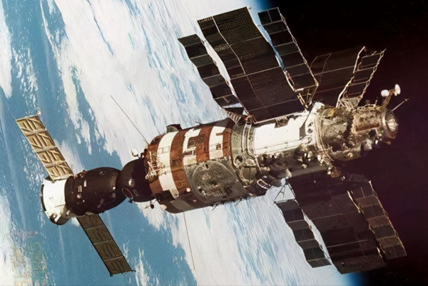 历史上最倒霉的宇航员，刚进太空站苏联解体，历经311天才获救！