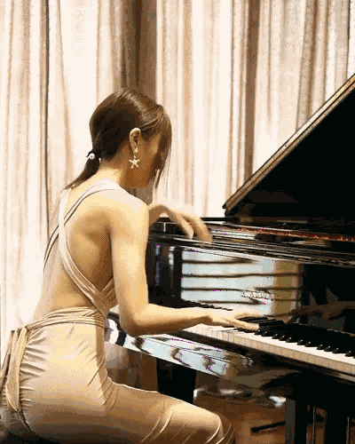 31岁钢琴女神爆红ins！被嘲屁股大后健身7年：这才是亚洲女生想要的身材！