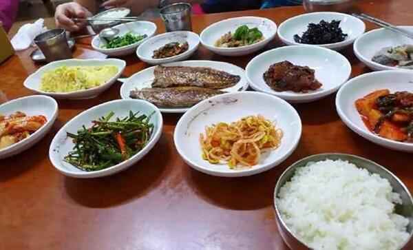 韩国人一日三餐都吃什么？韩剧里的精致美食都是骗人的，我去韩国暴瘦10斤！