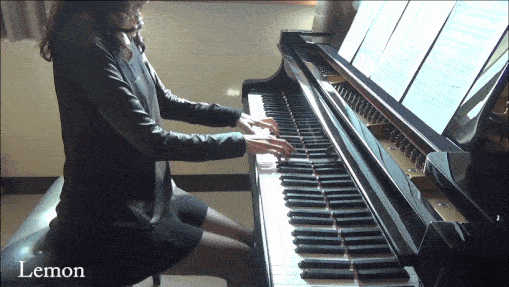 自从换上清凉服装，她的钢琴演奏播放量猛增