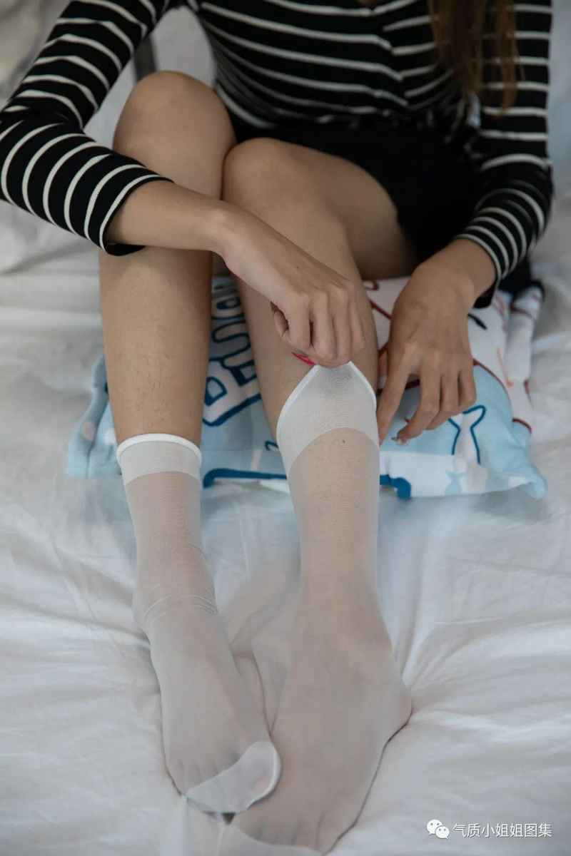丝袜玉足美女 | 白色袜子美女高清写真图片