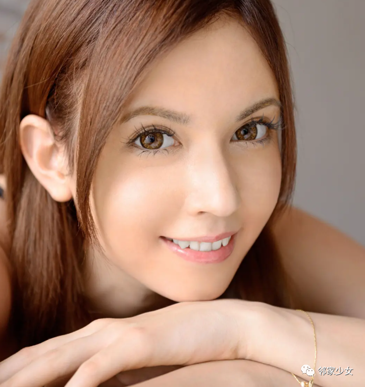 泷泽萝拉（水咲ローラ）：日本国宝级美女，靠卖萌的蹲姿成为网络红人