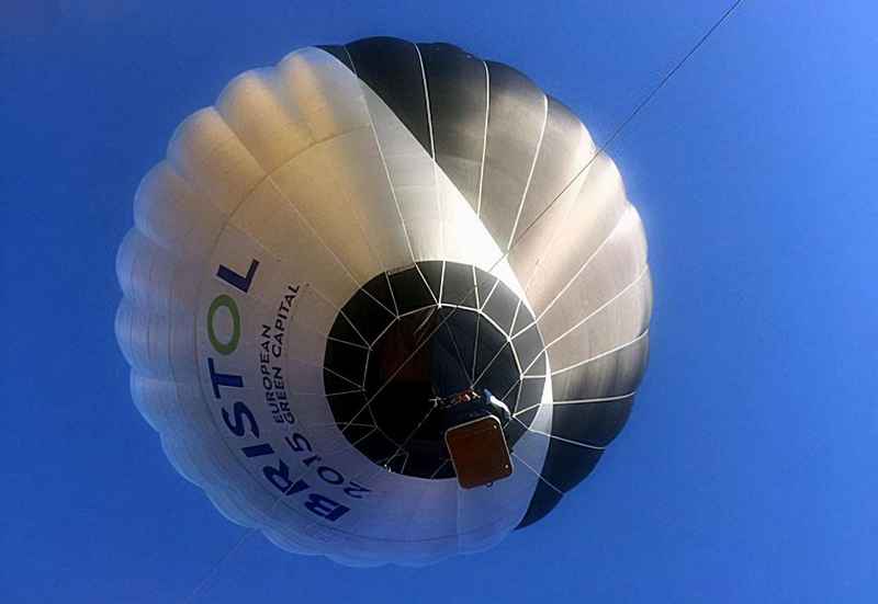 人类历史上第一个制造出热气球的人是谁？热气球作为人类第一种飞行器，在现代有什么作用？