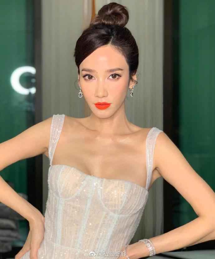 41岁的泰国女星Aump穿性感白色吊带裙