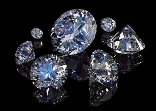 人造钻石怎么生产出来？人造钻石是什么材料做成的？