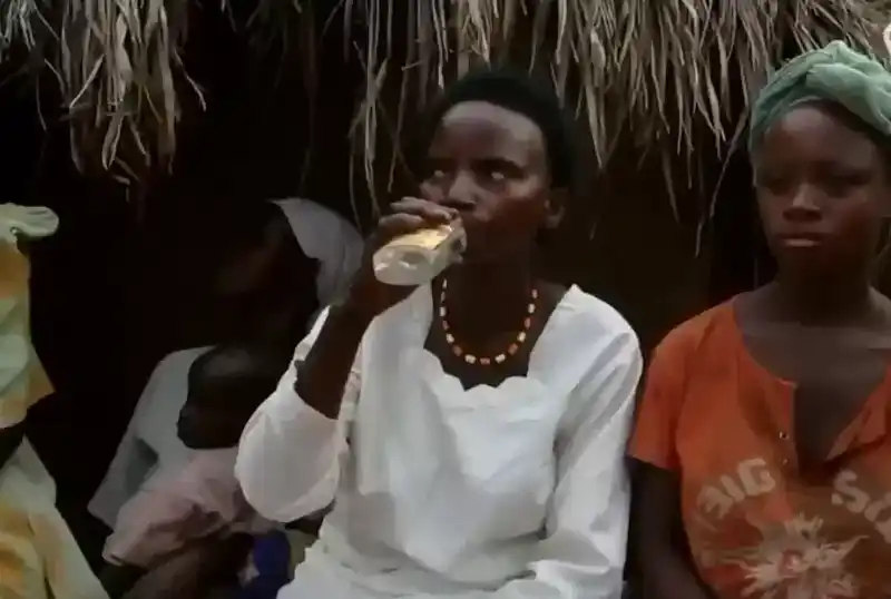 乌干达酒鬼纪录片|乌干达人把香蕉酒当水喝，一瓶高浓度酒一口闷