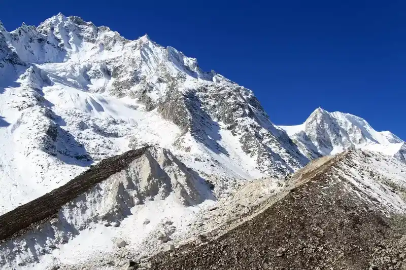 我国最高的山脉喜马拉雅山脉，也是世界上最雄伟的山脉