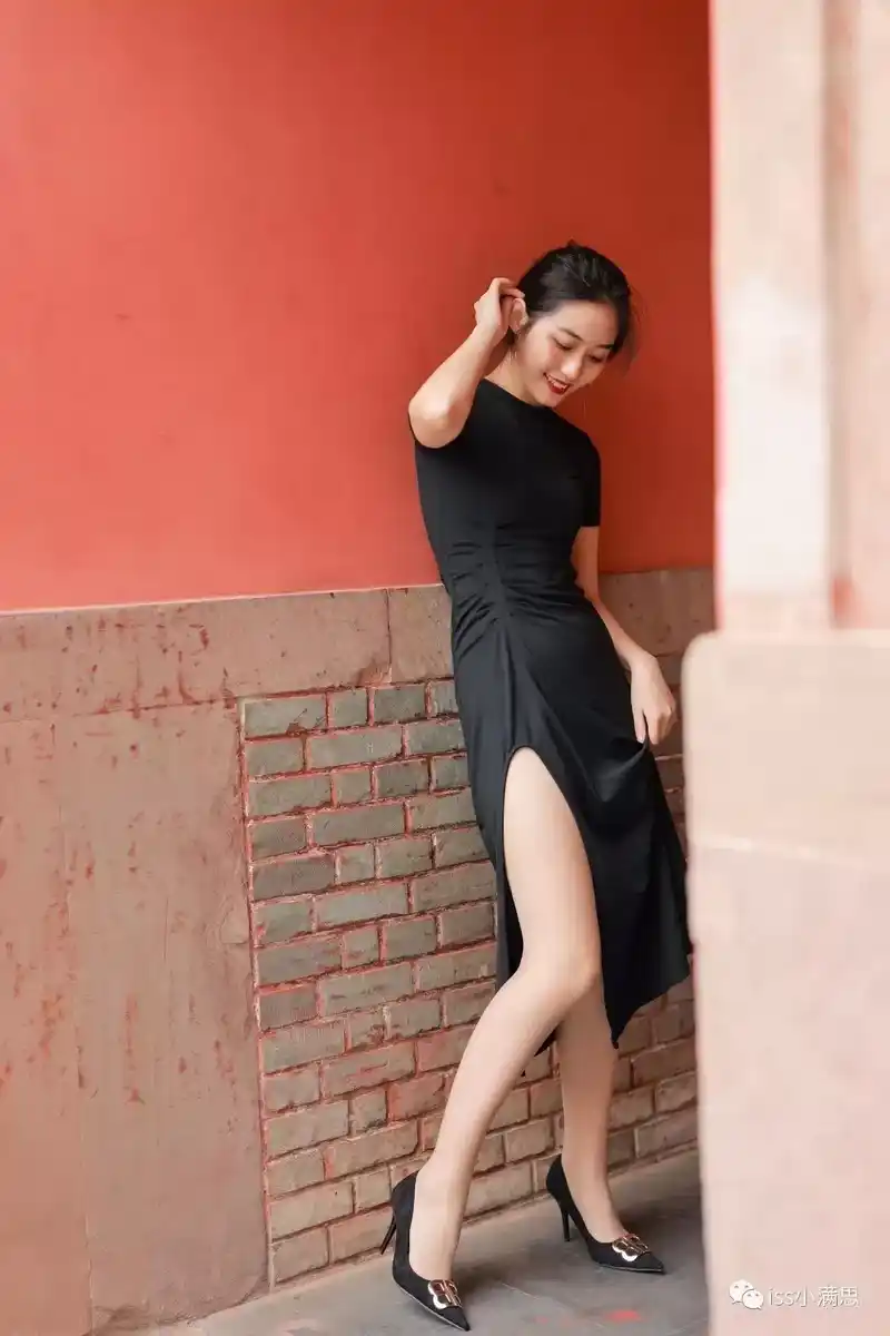 美丽的黑色长裙高跟鞋