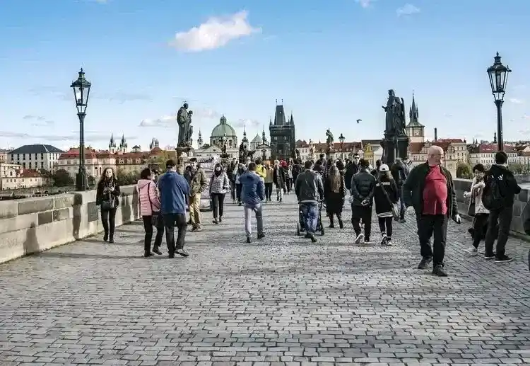 布拉格广场为什么那么出名？欧洲的“千塔之都”，整座城市被指定为世界文化遗产