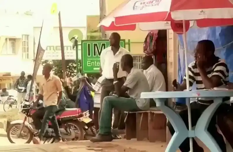 乌干达酒鬼纪录片|乌干达人把香蕉酒当水喝，一瓶高浓度酒一口闷